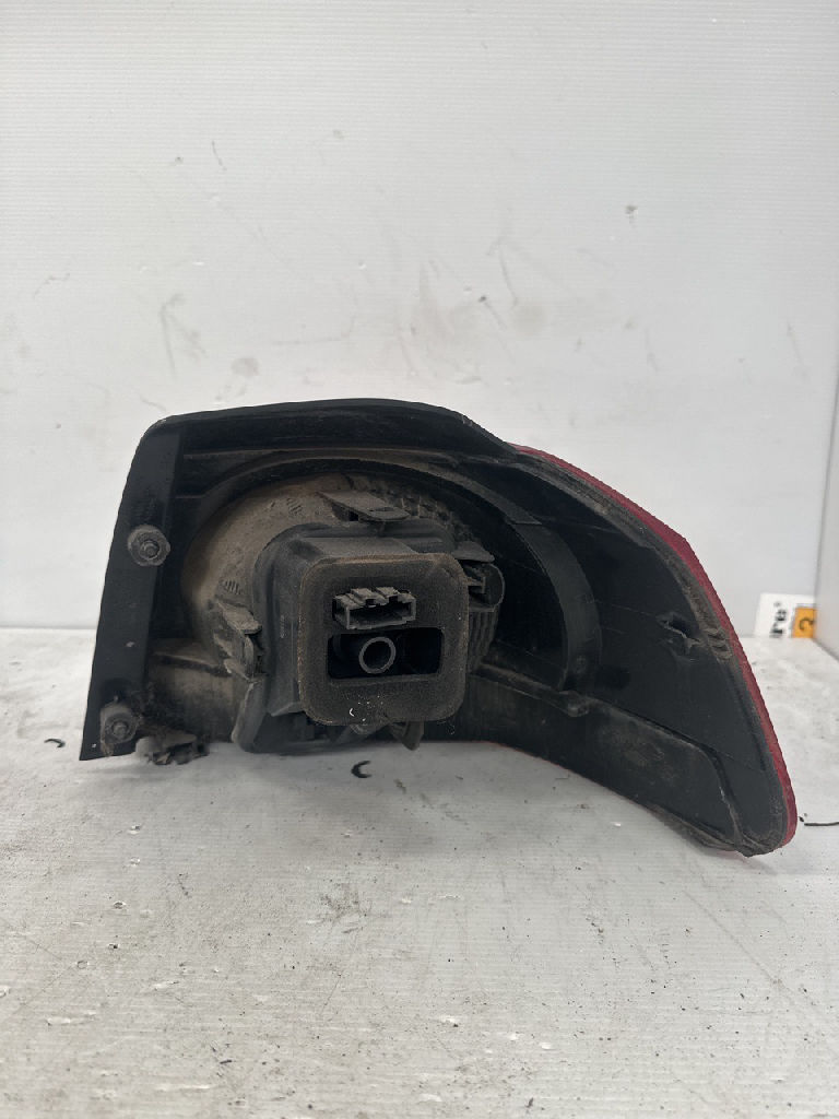 LH TAIL LIGHT photo 3