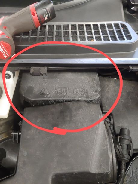 Featured: Changing the battery in a 2013 ford escape - WrenchLord