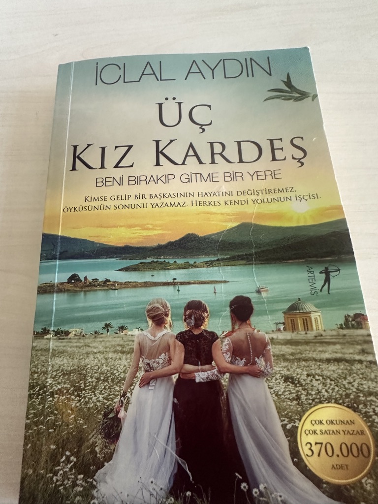 Üç kız kardeş - Merve Öz kitap kapağı