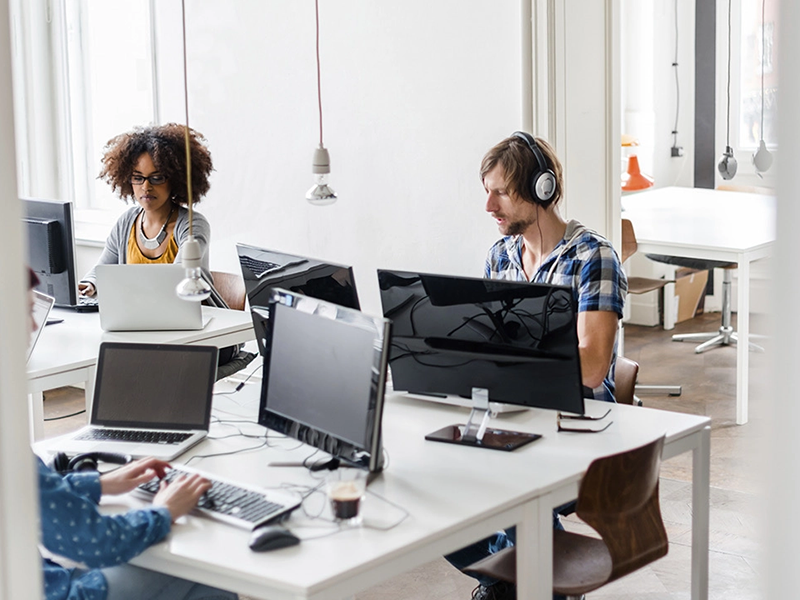Wunderloop Support und Hilfe – ein Team, das im Büro sitzt und an seinen Computern arbeitet.