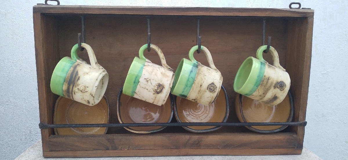 repisa rústica decorativa con 4 tazas y 4 vasijas