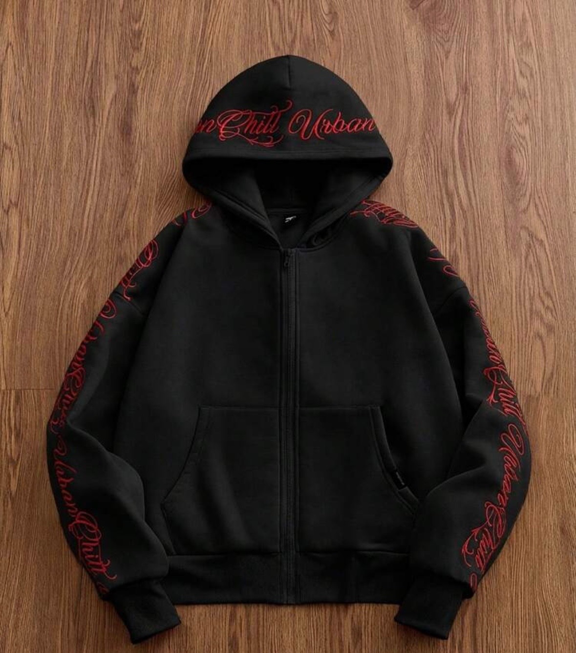 Campera negra con diseño rojo, que me ofrecen ?