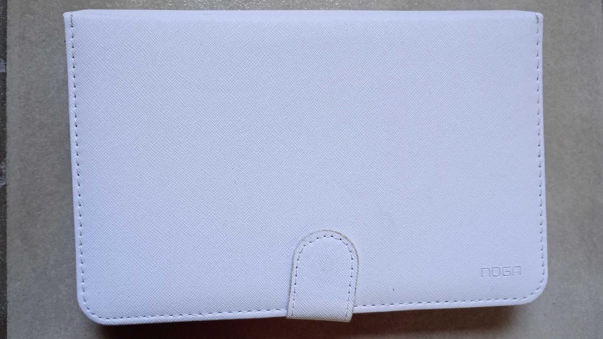 Funda con teclado, con ficha USB, buen estado y funcionando.