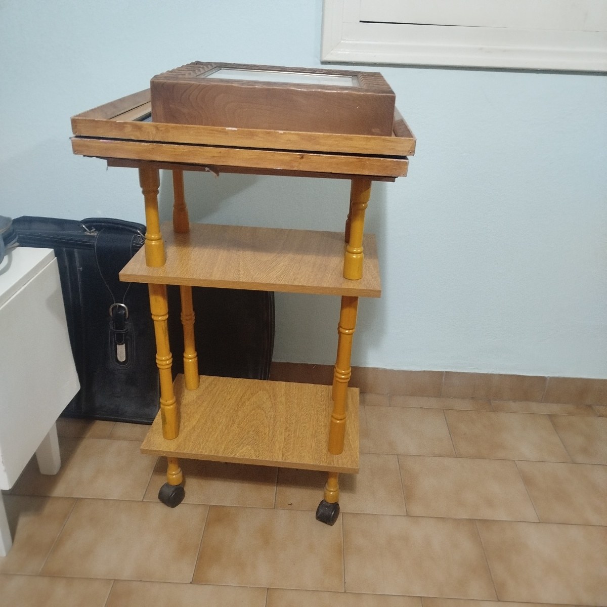 Mesa auxiliar de madera