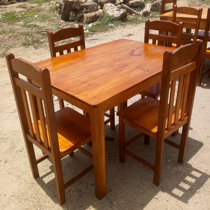 Juego de comedor con cuatro sillas