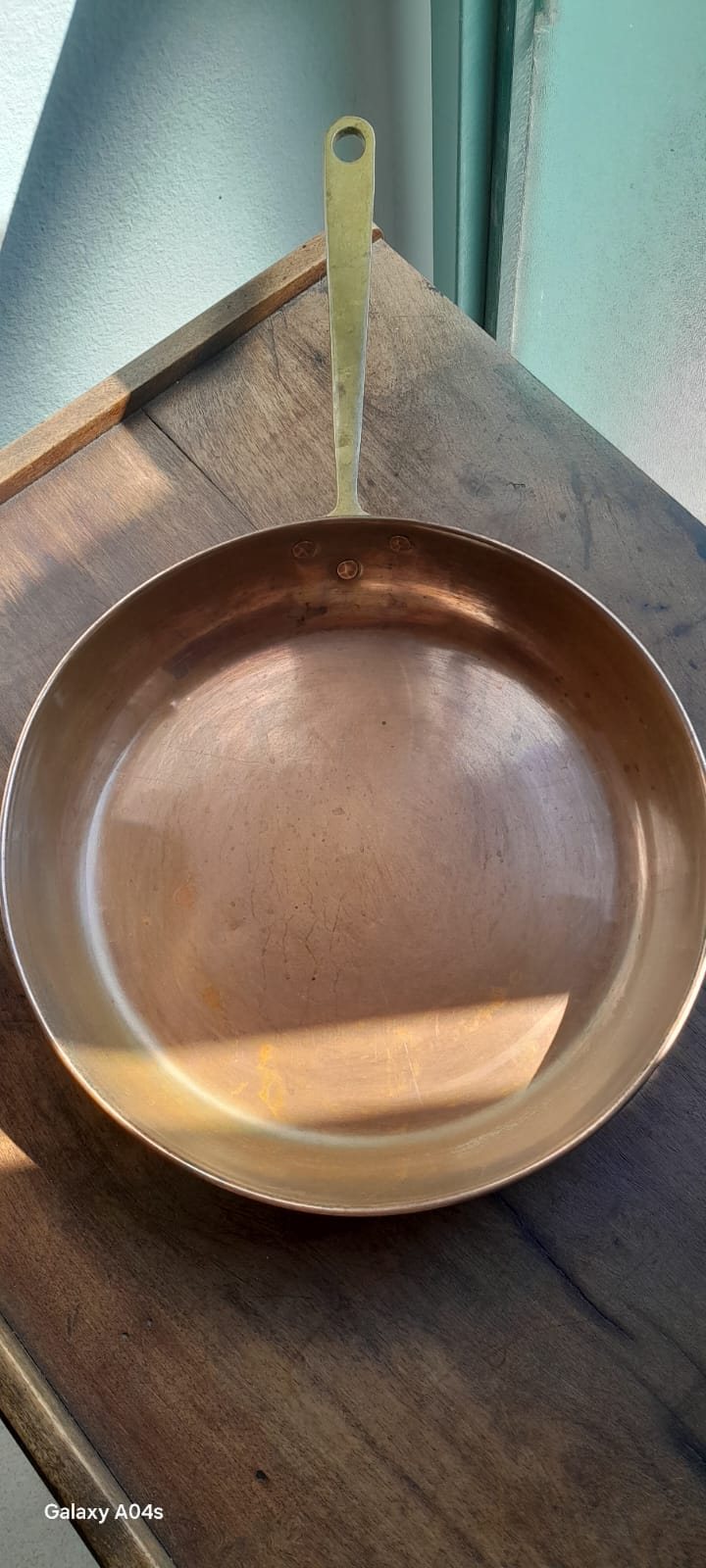 Vendo sartén de cobre remachada con mango metálico