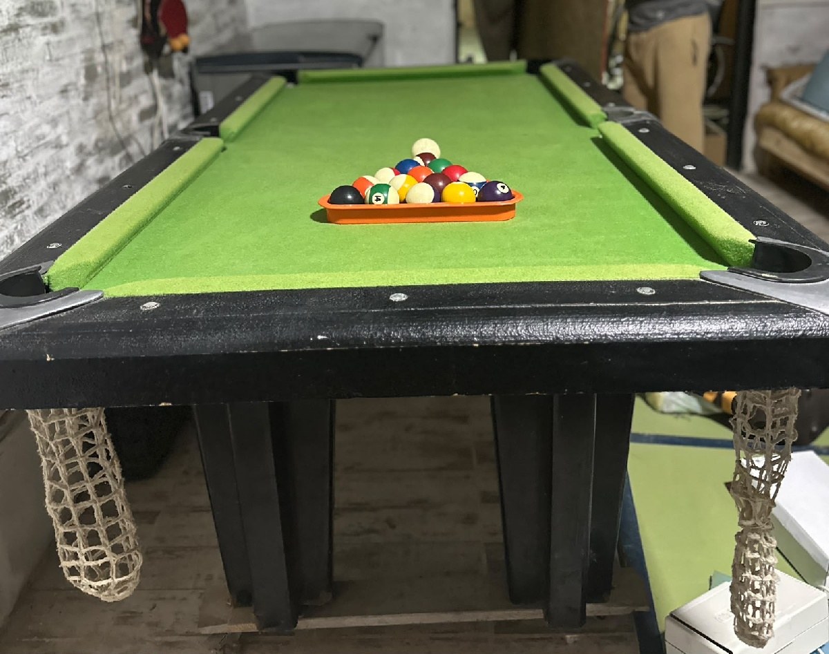 Mesa de pool con los accesorios