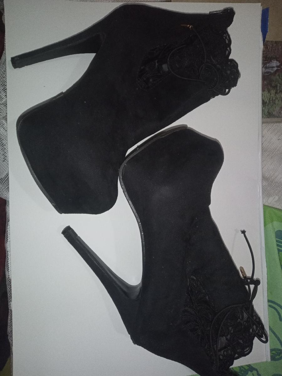 botas negra t 40 con decoracion de cordones , tul y bordado