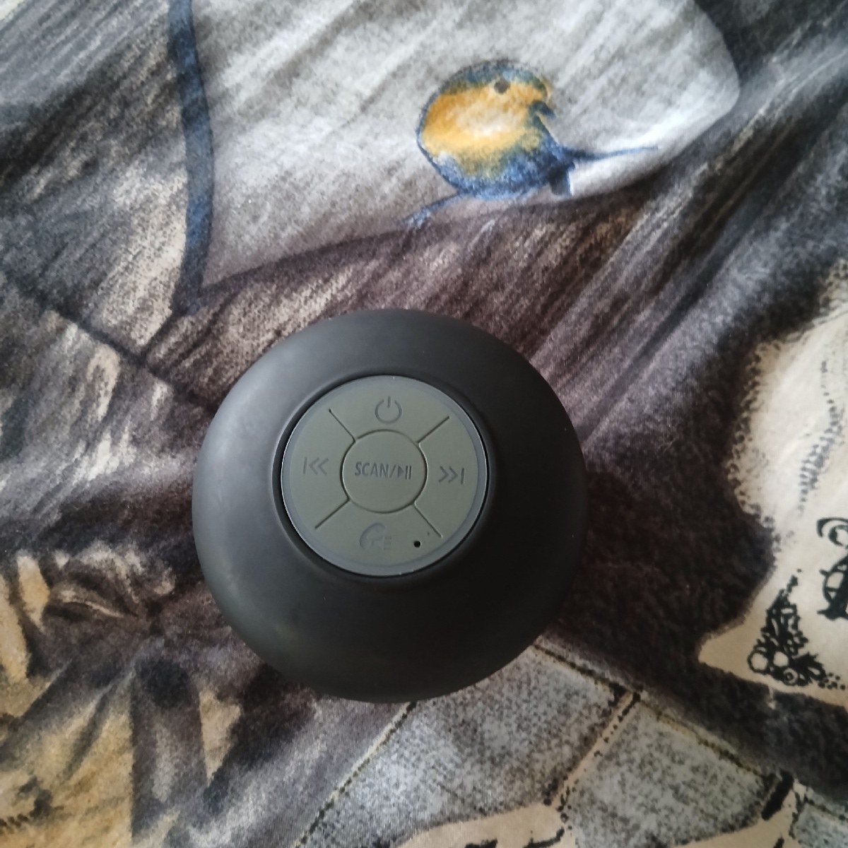 Parlante Bluetooth portátil impermeable negro con botones de control