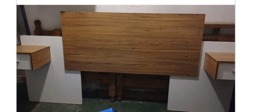 🛏️Respaldo para somier. 🛏️Color paraíso y blanco. 🛏️Cuenta con mesas de l