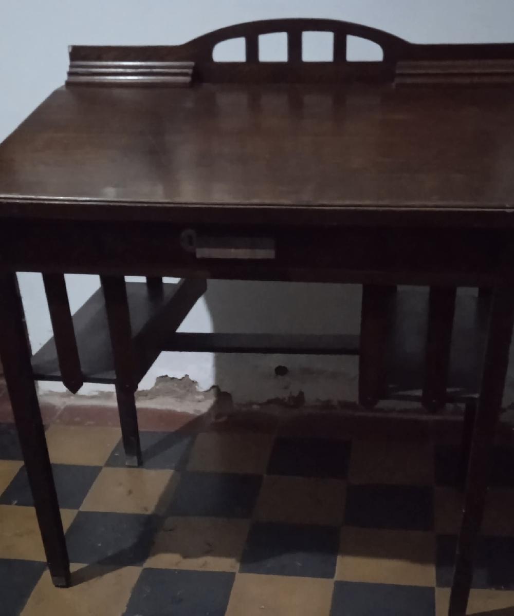 🛎️Antiguo escritorio.🛎️De Cedro.🛎️ Excelente estado.🛎️📞 2954/367556.🛎️ Mep