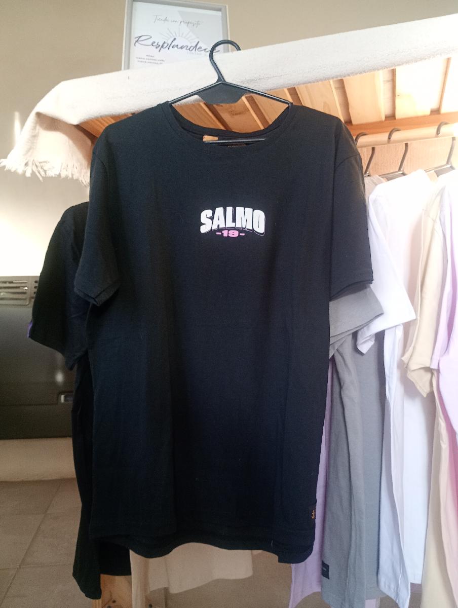 Remera con inscripción salmo 19 en frente y espalda
