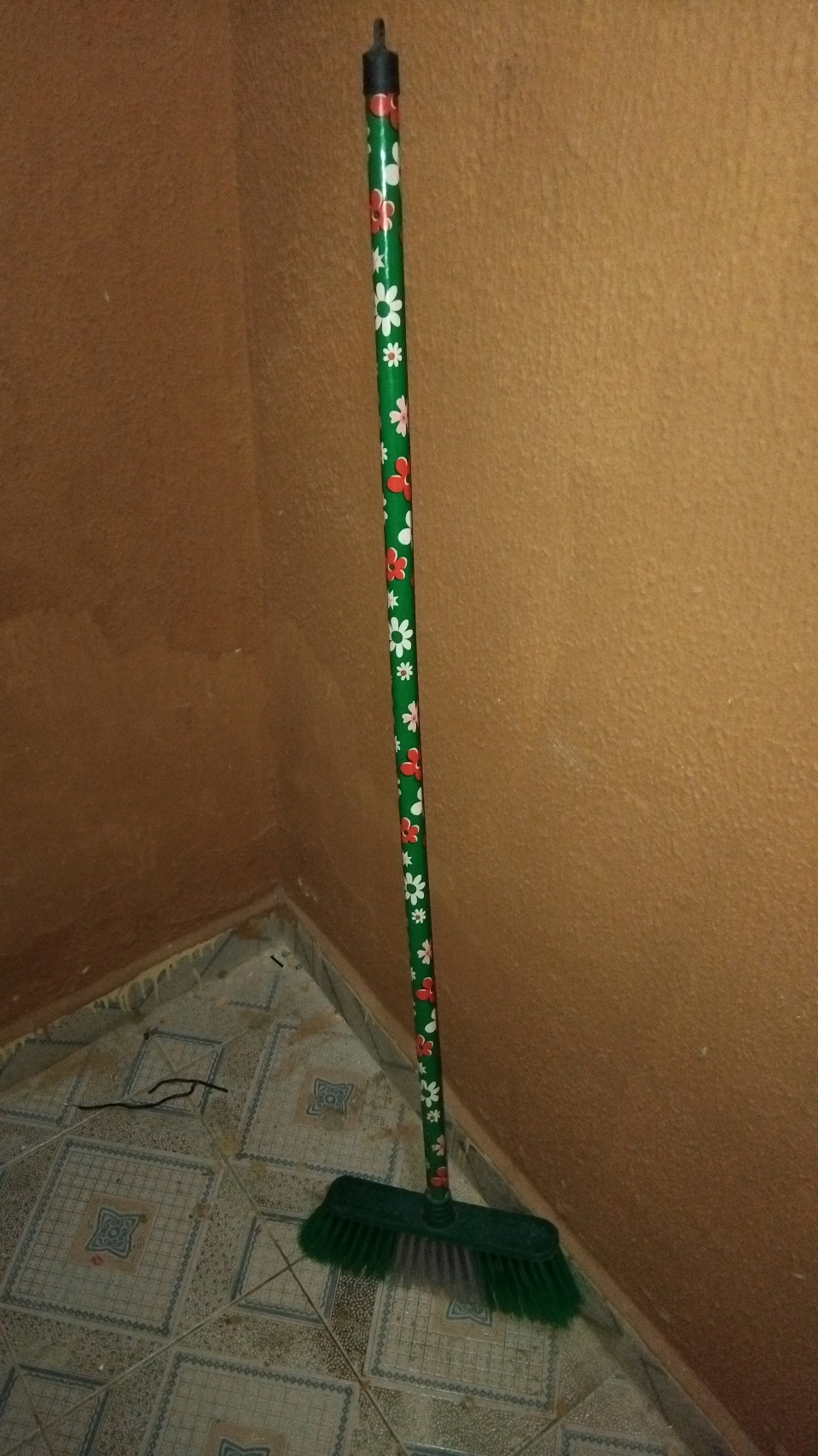 Floor cleaning brush
