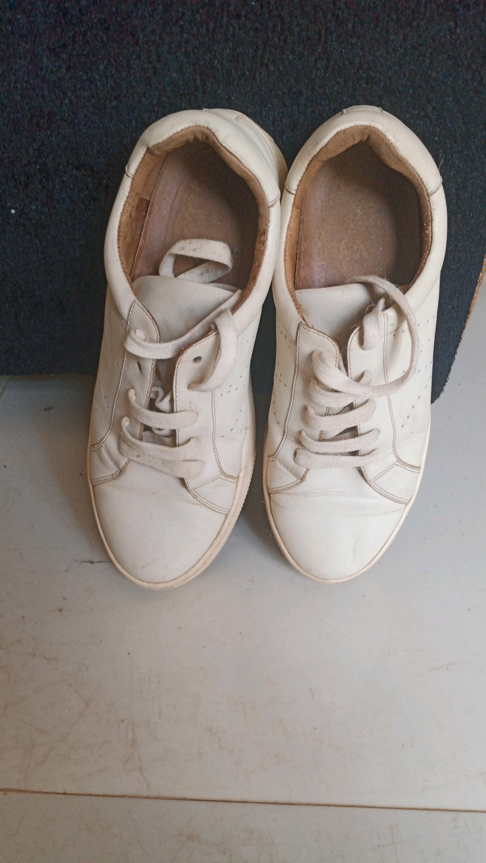 White Sneakers, not new, but still neat. size 37. Lagos