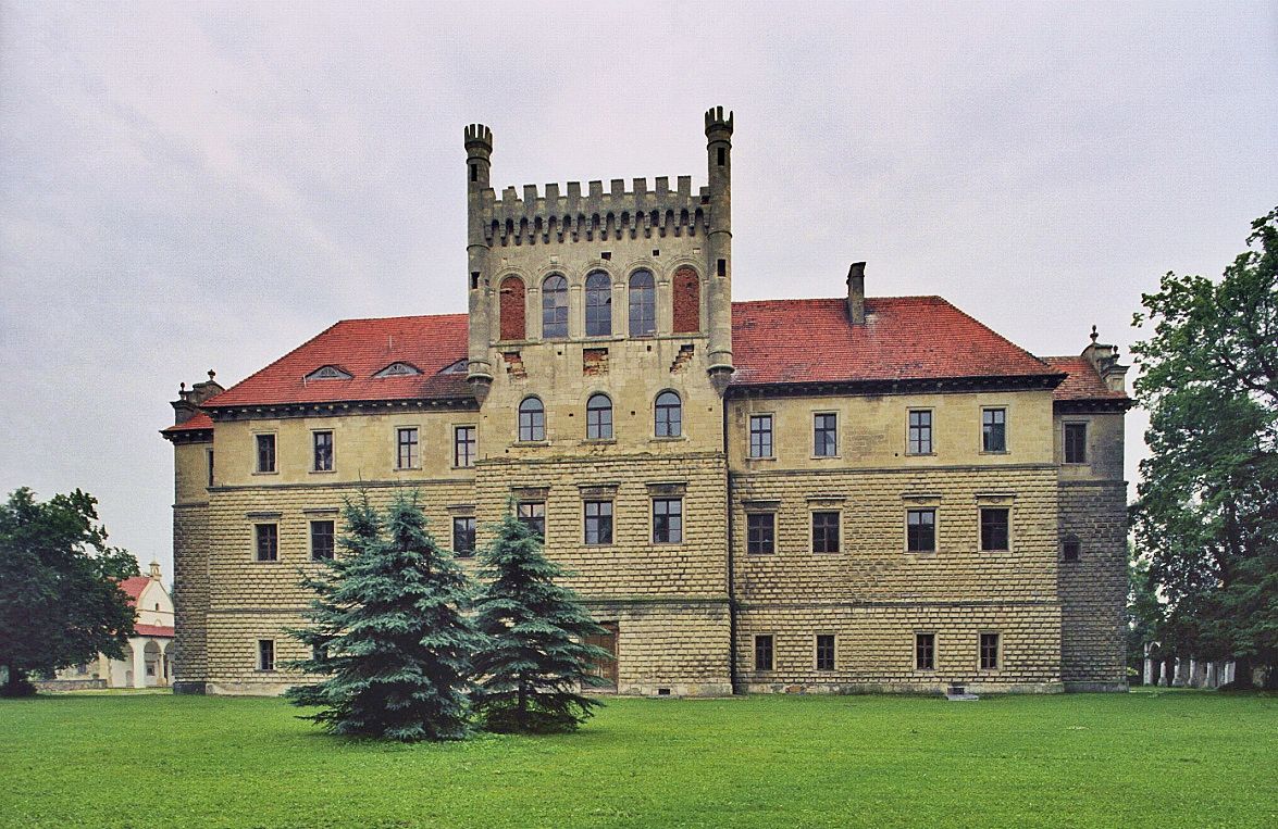 Frontowa fasada pałacu