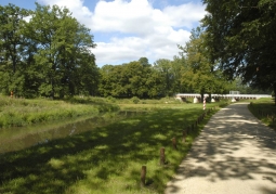 Bridge over Nysa Łużycka connecting both parts of the park