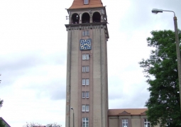 Wieża z arkadowym łącznikiem