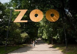Signboard at the entrance to the Zoo