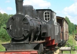 Historic steam locomotive behind the Topało station