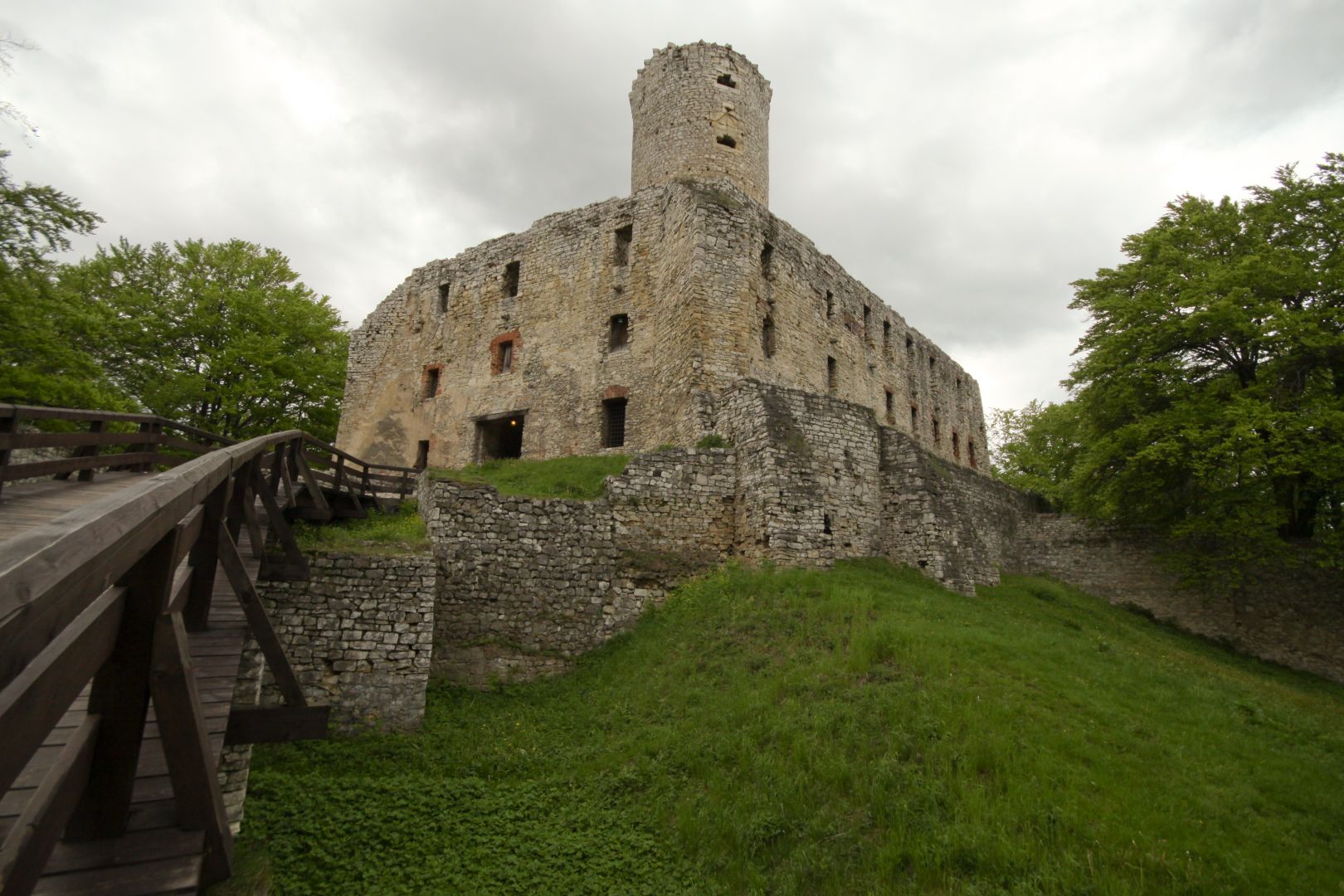 Wjazd do zamku Lipowiec