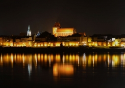 Widok na Stare Miasto z Kępy Bazarowej nocą