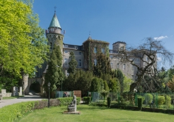 Castle complex in Szczytna