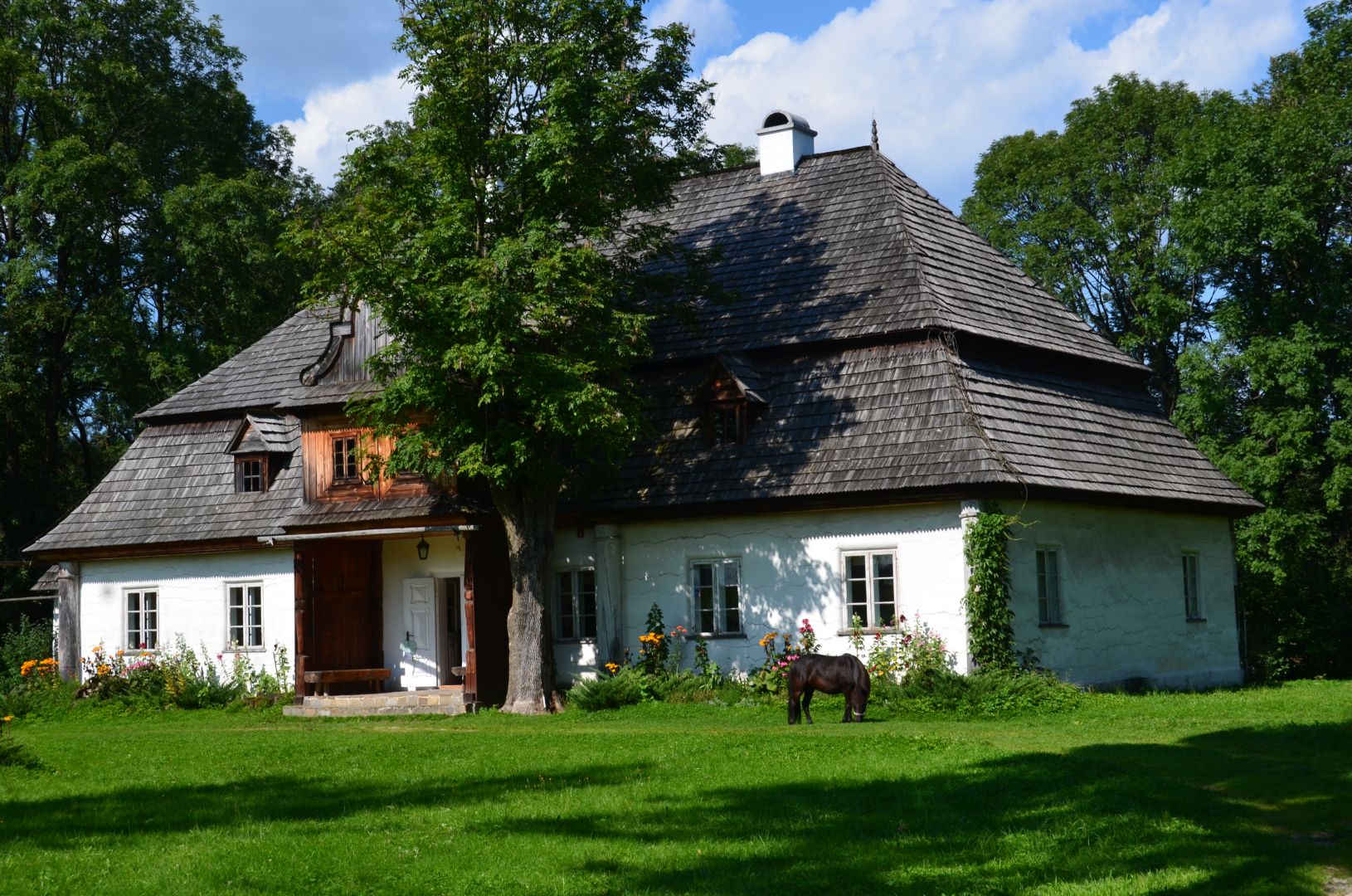Manor house in Łopuszna