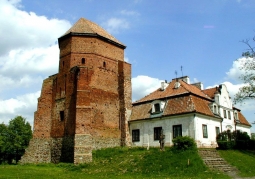 Zamek w Liwie- wieża bramna i dworek