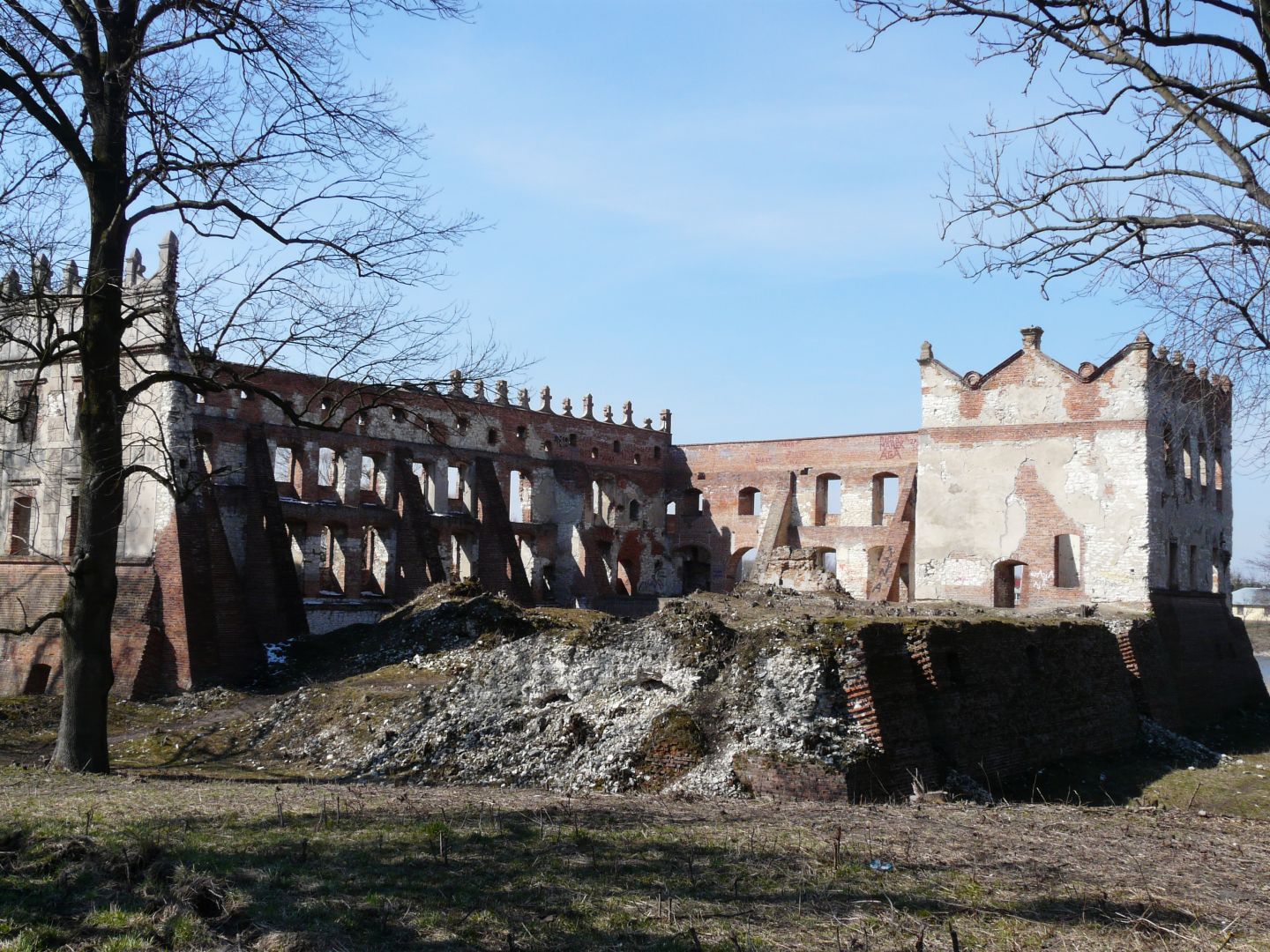 Ruiny zamku szlacheckiego