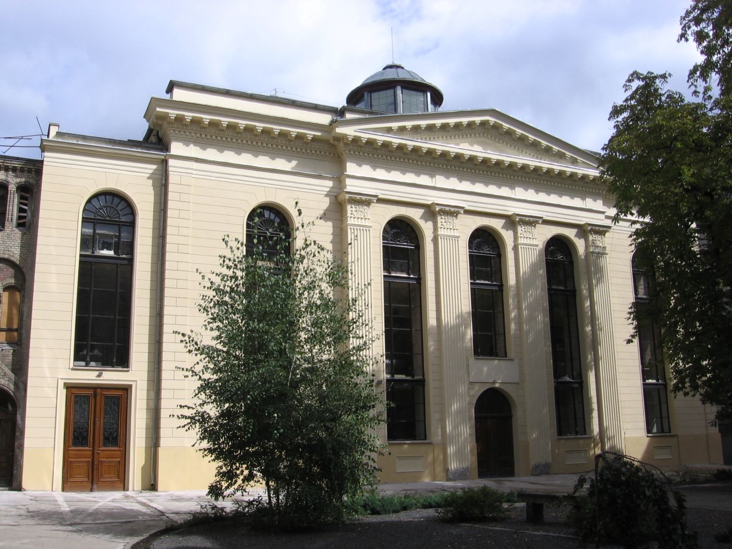 Classicist synagogue building