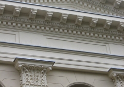 Górna część zdobionej fasady