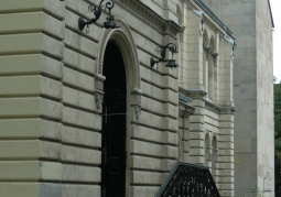 Side entrance to the women's gallery