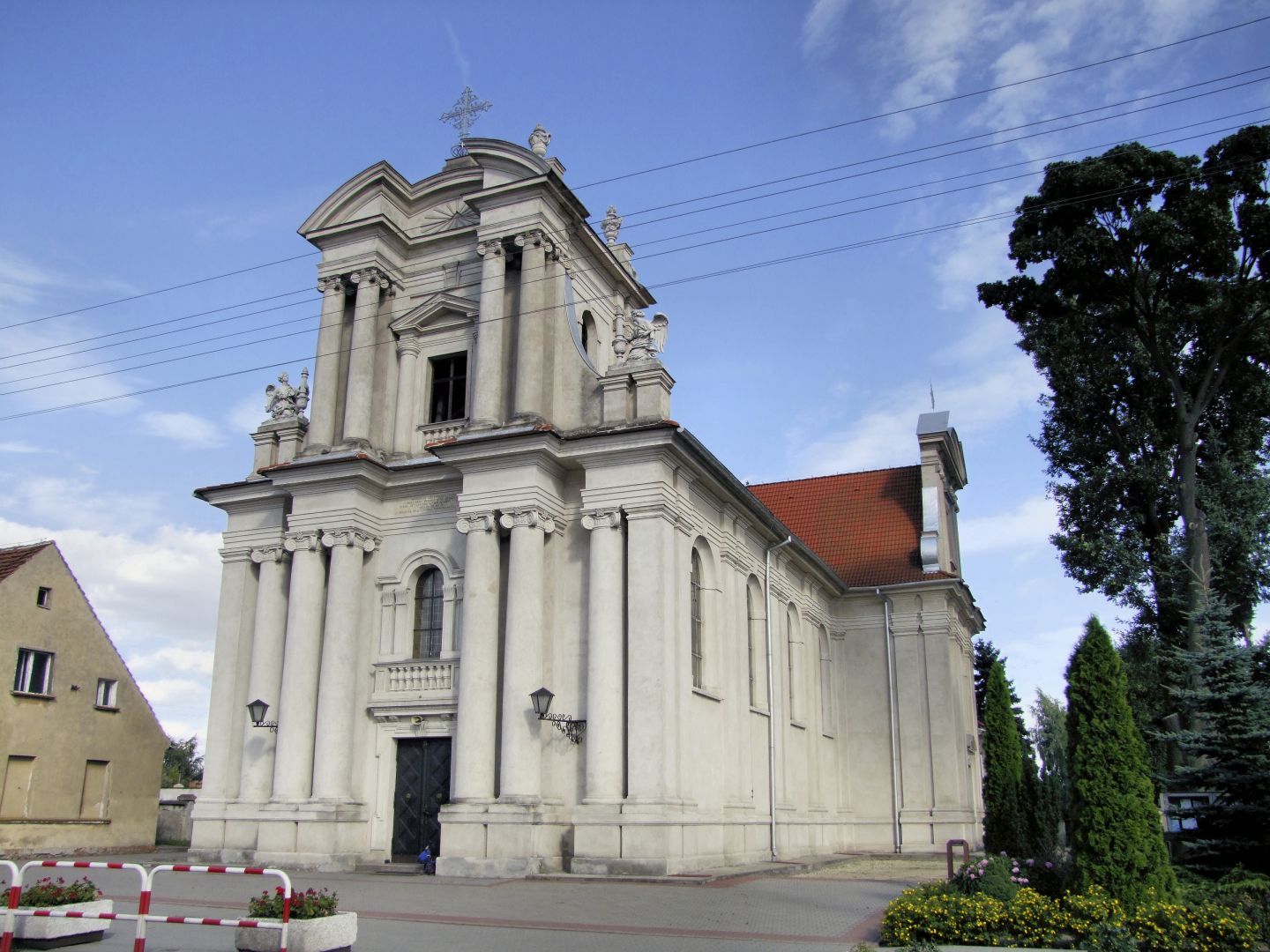 Zabytkowy gmach kościoła w Rakoniewicach