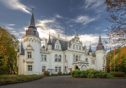 Pałac rodu Saurma - Jelcz-Laskowice