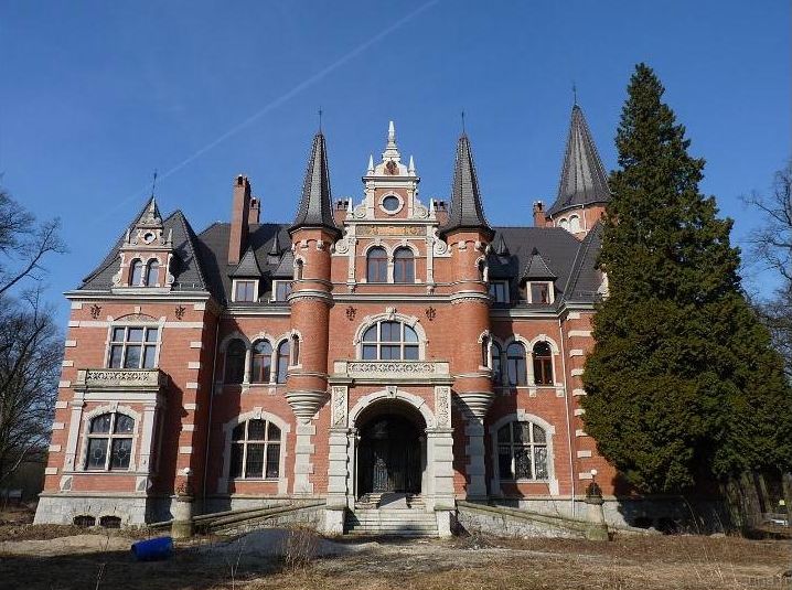 Decorated facade of the palace in Kwietno