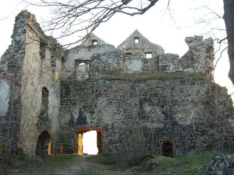 Najwyższa część ruin zamku o zachodzie słońca