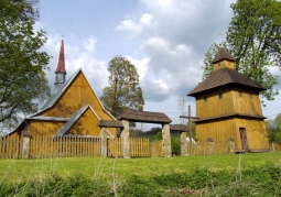 Zabytkowy drewniany gmach kościoła