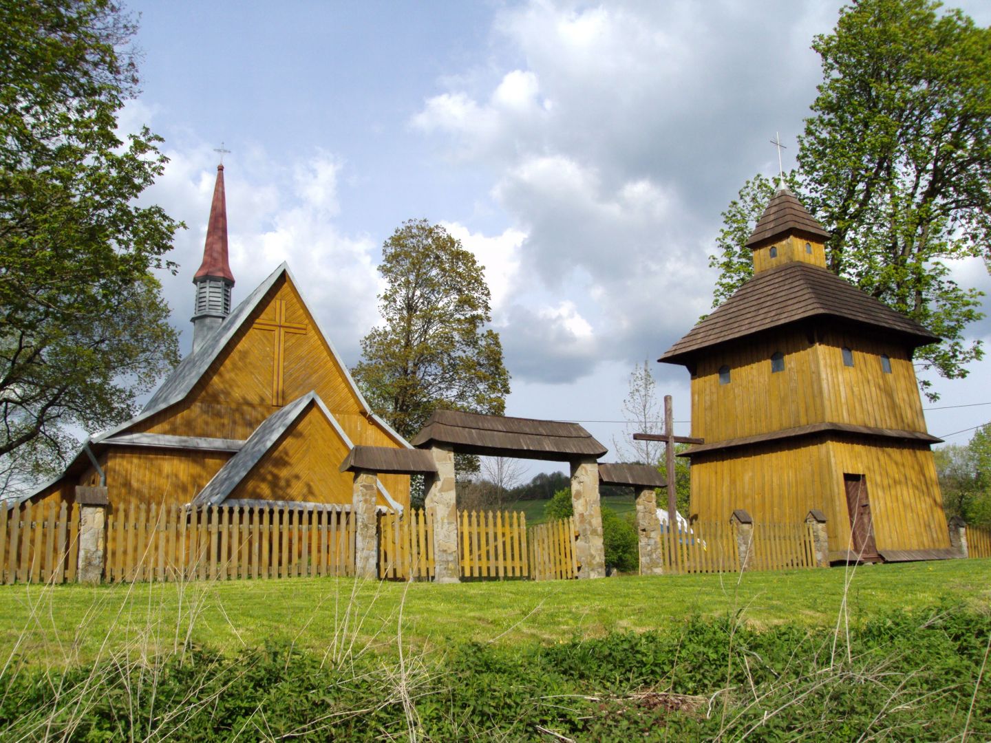 Zabytkowy drewniany gmach kościoła