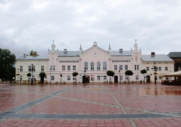 Eastern frontage of the market with the old town hall