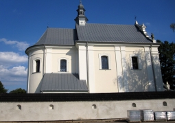 Późnobarokowa fasada kościoła