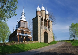 Cerkiew w bramną dzwonnicą