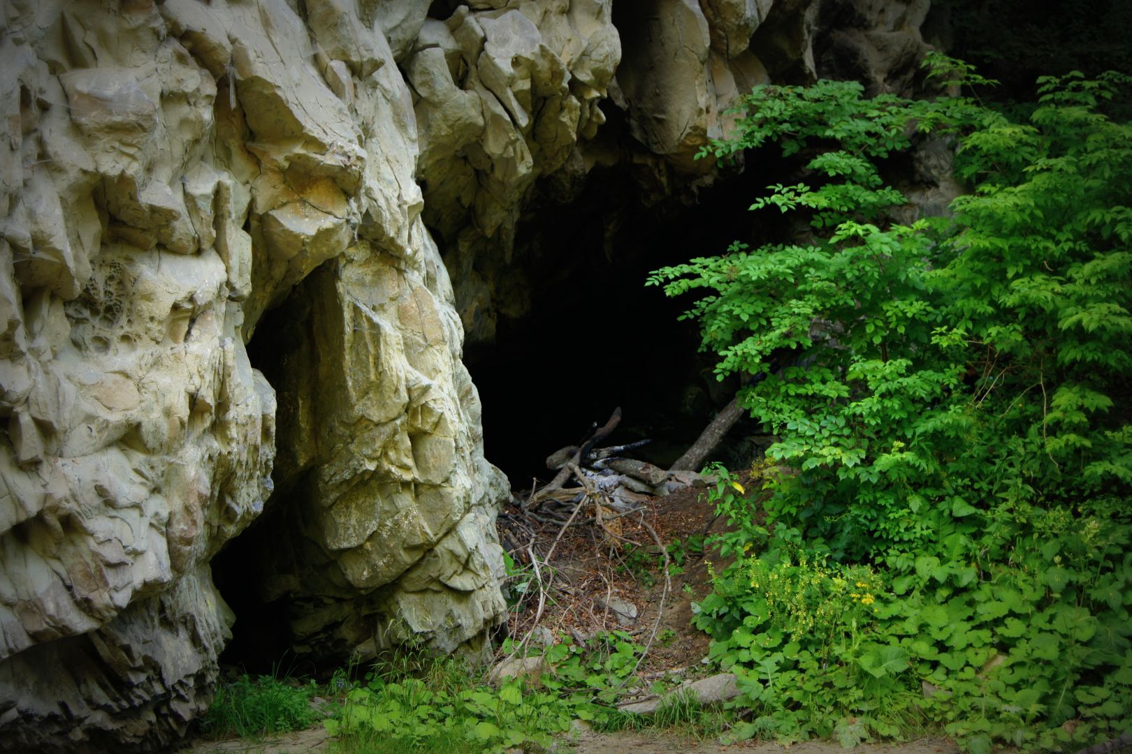 Jahybta Cave
