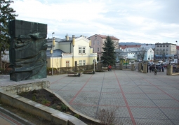 Widok na plac od strony Parku Miejskiego