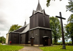 Gmach drewnianego kościoła