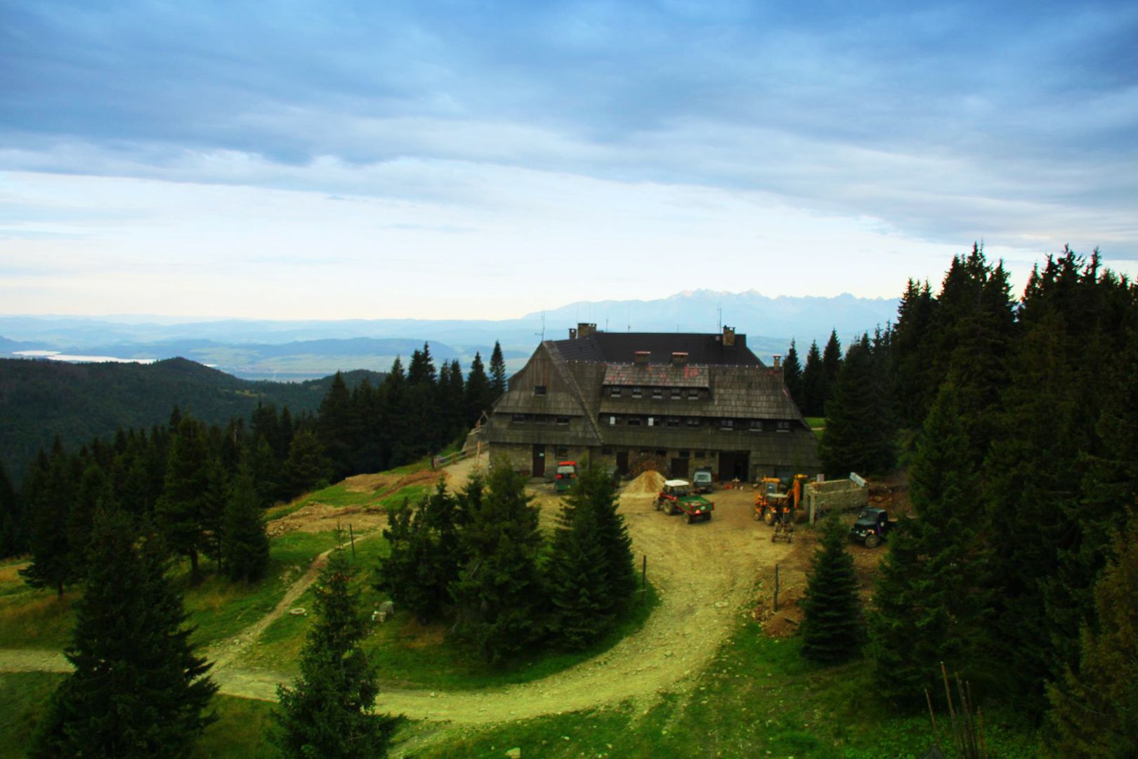 Schronisko na Turbaczu z widokiem na Tatry