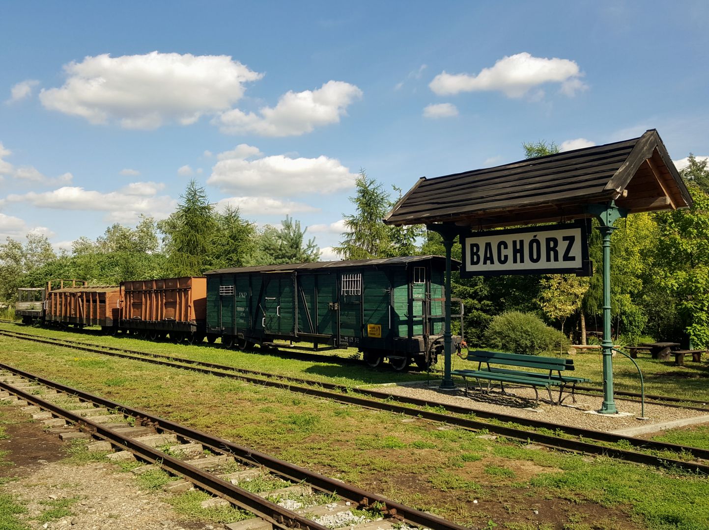 Stacja Bachórz z zabytkowymi wagonami