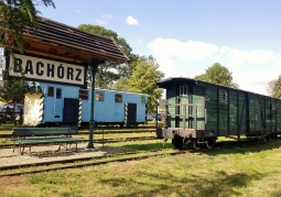 Stacja Bachórz z zabytkowym wagonem