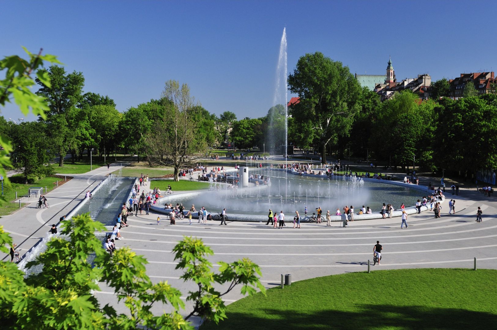 Park fontann w piękny dzień