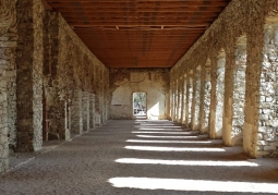 Oświetlony korytarz wewnątrz zamku