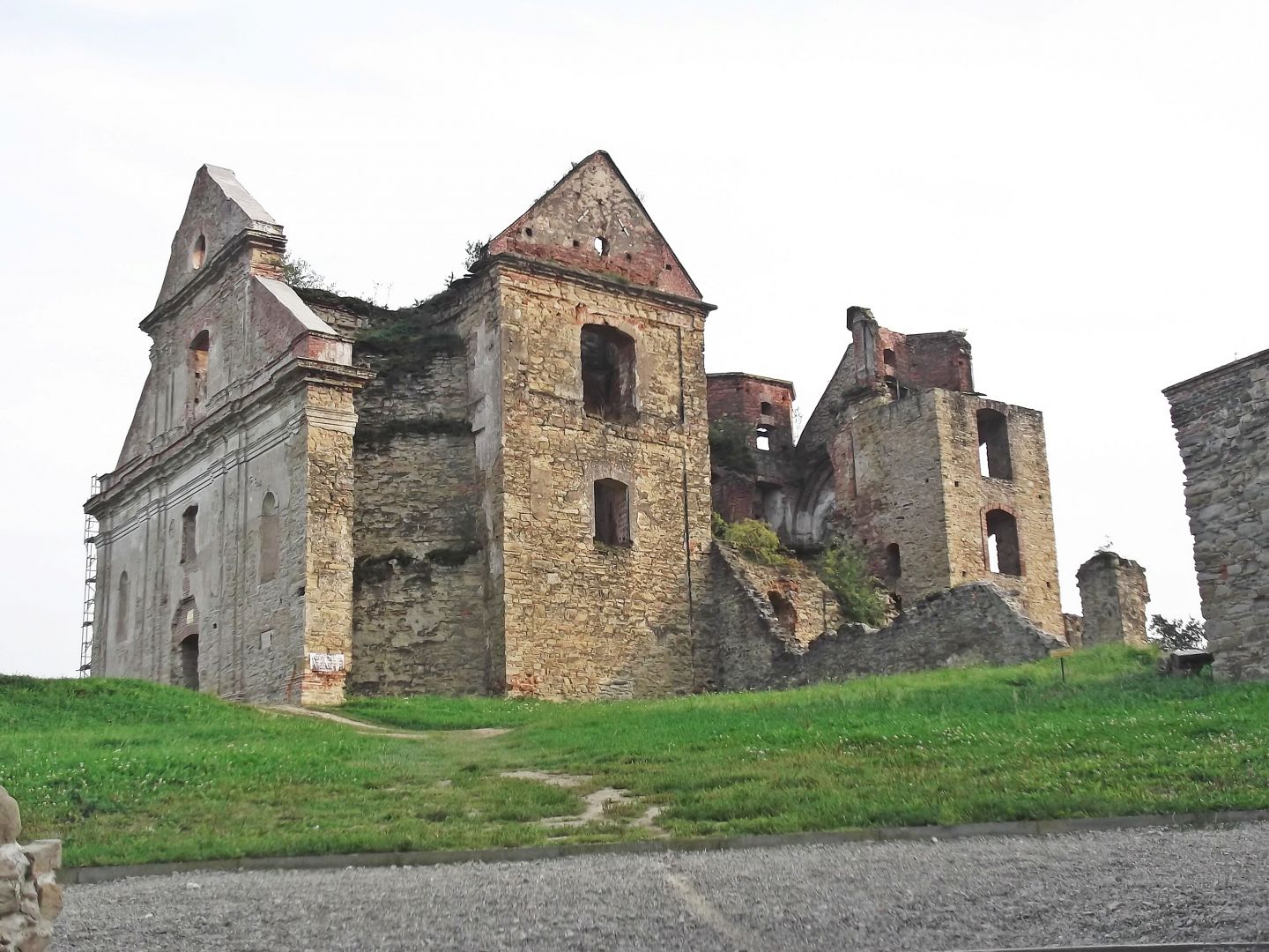 Ruiny klasztoru oo. Karmelitów Bosych